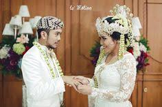 Selain itu, dengan adanya foto prewedding ini, penerima undangan bisa dengan mudah mengenali calon pengantin. 58 Pernikahan Adat Sunda Sundanese Wedding Ideas Wedding Photo Indonesian Wedding