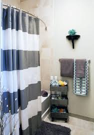 25 Perfect Apartment Bathroom Decorating And Storage Ideas Viralinspirations Diy College Apartment Decor Bathroom Decor Apartment Shower Curtain Decor