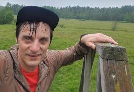 Greetings from Sweden! I am preparing for the Beacons Way Ultra 100 and I  am a bit confused. The video