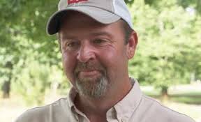 Ex-NHL Goalie Pang Caddies for Nephew Bryson