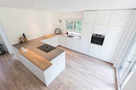 moderne kuche vom schreiner designer kuche deckenhoch theke holz clean geradlin kuche vom schreiner moderne kuche wohnung kuche