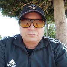 قد يدخل فأر صغير إلى خلية النحل، وينجذب بسبب رائحة العسل ودفء المكان، لكنه  بفعله هذا يرتكب خطأه الأخير. تقوم جحافل من النحل العامل بمهاجمته والدفاع عن  الخلية بشراسة، وتقوم بلسعه حتى