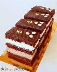 3 galbenusuri de ou 100 g de zahar 50 g amidon + 30 g faina 1 pastaie de vanilie sau 2 plicuri zahar vanilat 600 ml lapte 150 g ciocolata cu 52 % cacao 250. Prajitura Comandor Cu Ciocolata Si Frisca 3 Sweets Recipes Desserts Food