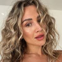 Shelley Yates's Instagram, Twitter & Facebook