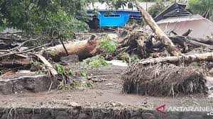 Misalnya gempa bumi, gunung meletus, tanah longsor, dan tsunami. Korban Meninggal Bencana Alam Di Ntt Bertambah Jadi 11 Orang