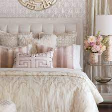 Bedroom furniture that will help you achieve a beautiful aesthetic in any style at a great price. Schlafzimmer In Beige Und Altrosa Dekoration Mit Kissen Madchenschlafzimmer In 2021 Pink Master Bedroom Beautiful Bedroom Furniture Small Room Bedroom