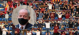 Října přijal prezident miloš zeman jeho demisi a jako jeho nástupce jmenoval lékaře jana blatného. Omezeni Hromadnych Akci Prymula Na Fotbal Limit 2 000 Fanousku Isport Cz