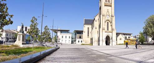 Le centre-ville de Mérignac, symbole de la modernisation de la commune., généré par IA