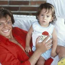 Pepita lópez una vecina de sergio gallego basteri en españa, recuerda cómo cuidó al hermano menor de luis miguel, sergio sergio, el hermano menor de luis miguel es fruto de una relación entre marcela basteri y arturo el negro durazo, quien fuera. Luis Miguel Que Paso Con Sergio Basteri El Hermano Menor Del Cantante Gente Mag