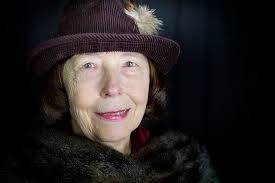 Gothic Blue Book VI: A Krampus Carol: Tantlinger, Sara, Hightower, Laurel,  Spencer, Austrian, Piper, Hailey, Bell, Nico, Booth, Die, Quintana,  Monique, Rajotte, Mary, Pelayo, Cynthia, Pelayo, Gerardo: 9781735693620:  Amazon.com: Books