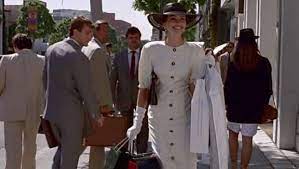 267.julia roberts and daughter, hazel, go shopping. When Vivian Goes On A Successful Shopping Spree What Does She Buy For Edward Prettywoman Pretty Woman Movie White Outfits For Women Pretty Woman