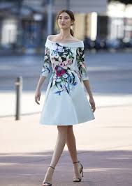 I maggiori brand di moda internazionale offrono infatti un'ampia varietà di modelli suddivisi in varie tipologie di taglio, perlopiù redingote, impero e sirena, caratterizzati da una forte personalità. 1001 Idee Per Abiti Da Cerimonia Corti Semplici Ed Eleganti