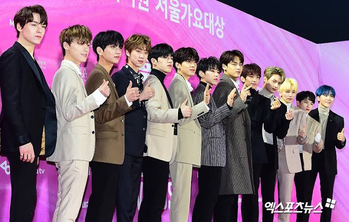 SEVENTEEN saat di Red Carpet 28th Seoul Music Awards.