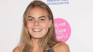 Ze heeft blauw bloed, is net begonnen met studeren en wordt gevolgd in alles wat ze doet. Eloise Van Oranje Deelt Outfits Met Kleding Van Haar Ouders Linda Nl