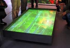 projektion in einem wasserbassin wasser wird durch umwalzpumpe unruhig gehalten projektion wasser metallbau