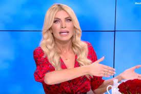 Η κατερίνα καινούργιου, η παρουσιάστρια του «ευτυχείτε» και ιδιαίτερως όμορφη γυναίκα, πήγε όπως οι περισσότεροι παραλία! Cwptw2swsnbl3m