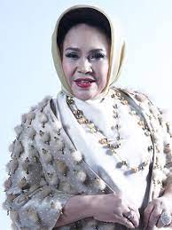 Her 1977 duet with ajie bandi, damai tapi gersang (peaceful yet arid), was the first indonesian song to win the world popular song festival in tokyo. Bintang 3 Generasi Hetty Koes Endang Dan Keikhlasan Menjadi Diva News Entertainment Fimela Com