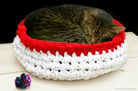 Written pattern also available here. Tutorial Super Bulky Crocheted Cat Bed Red Handled Scissors
