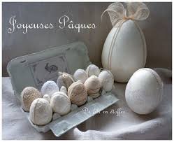 Parmi les symboles de pâques dans l'imaginaire collectif, les plus importants sont les cloches, qui apportent les œufs de pâques, et l'agneau. Des Oeufs De Paques De Style Shabby Chic De Fils En Etoffes Style Shabby Style Shabby Chic Paques