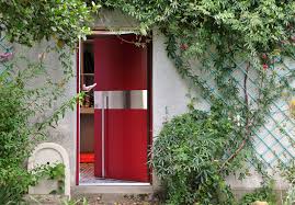 Une porte pleine habillée de baguettes décoratives gris déco bel'm soulignées par de fines rainures usinées. 10 Nouvelles Portes D Entree Du Fabricant Bel M