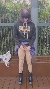 【伪娘】短裙裤袜清纯小妹在户外把衣服换成烧鸡渔网袜+泳装，边走边露出鸡巴自慰（完整版请前往推特购买哦）