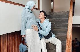 Kemaren pada kaget,#prilly sama dikta,sekarang kalian pada kaget juga #prilly tunangan sama reza rahadian, dan ternyata cuman promo drama series aja.tapi kalau memang tuhan mengaamiinkan mereka berjodoh gimana hayok. Rey Mbayang Cemburu Dinda Hauw Kepo Oppa Korea Lihat Jari Manismu Matamata Com
