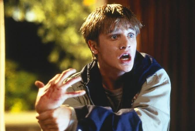 Idle Hands (1999) — Take a hit of this cult insanity – Mutant Reviewers