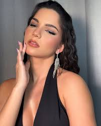 Vamos de trend nova.💃🏻 Me conta, cês tão sabendo dessa trend da Maquiagem  Latina?💋 A maquiagem latina é caracterizada por uma pele de média a alta  cobertura, com cortes e blush destacados,