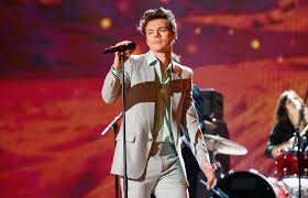 From harry styles' tattoos to his hair, track the style evolution of one of the world's most renowned see the dashing suits harry styles sports to his pearl necklaces, patchwork cardigans and triptych of. Harry Styles Tickets Karten Fur Die Harry Styles Tour Bei Stubhub