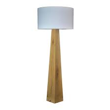 Lampadaire Bois Brut Lampe De Salon Chene Massif Loftboutik Une lampe de salon est non seulement un luminaire qui viendra éclairer votre espace, mais c'est aussi et surtout une pièce décorative qui apportera une touche spéciale, voire unique et originale. lampe de salon chene massif