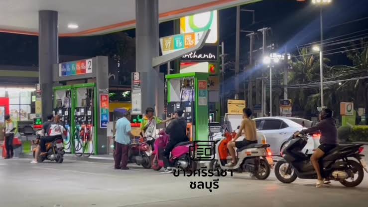 ประกาศปรับขึ้นราคาน้ำมันขึ้น2วันติด ช่วงเวลา 18:00 น ของวันที่ 2เมษายน 2569  มีประชาชนแห่เติมน้ำมัน ล้นออกมานอกปั๊มเกือบทุกเกือบทุกปั๊ม  ในเขตตัวเมืองมหาชัย จังหวัดสมุทรสาคร ดีเซลขึ้น 3.50 บาท/ลิตร เป