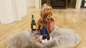 We loved how amidst a horror scene — waking up next to a bloody, dead man — a hilarious ringtone [wham's. Golden Globes 2021 Die Besten Star Momente Der Verleihung Gala De