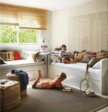 Gestaltungideen Von Kinderzimmer Zwei Kinder Spielen Zusammen Und Lesen Dezentes Zimmer Baby Room Neutral Big Boy Room Girl Room