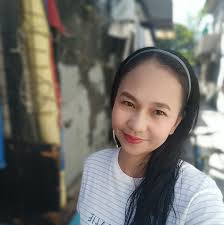 Walang halong kaplastikan. Syempre, pipiliin ko ang asawa ko. Yun ay kung  may 10 million siya hehe