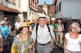 Ehefrau von ministerpräsident ist an brustkrebs erkrankt. Winfried Kretschmann Und Seine Frau Gerlinde Haben In Mosbach Ihre Wandertour Durch Das Land Gestartet Stuttgarter Nachrichten