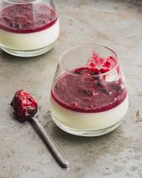 C Etait Le Crime D Avant Hier Un Blanc Manger Coco Avec Un Coulis De Fruits Rouges Premiere Fois Que Je Mange Du Blanc Manger Coc In 2020 Food Buzzfeed Food Desserts