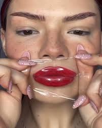 Drag queen tries viral beauty hacks! 💅