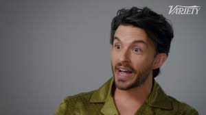 In school, Jonathan Bailey studied “Mulholland Drive,” examining the  nuances of Naomi Watts’ breakout performance. Now Bailey has the chance to  grill the Oscar nominee about her process. ⁠ ⁠ In Ryan ...