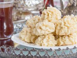 Ghribia, montécaos, différentes recettes la ghribia cette spécialité algérienne qui nous vient de l'andalousie, un gâteau fondant, friable et qui se des petits gâteaux aux fruits secs (amande, noix tc…), parfumés au zeste de citron et la fleur d'oranger le tout enrobé dans du sucre glace. Recettes De Mignardises Et Gateaux 2