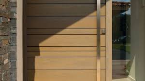 Ligne classique calabre mixte alu bois la porte classique qui convient aussi bien aux maisons de lotissement, de ville ou de campagne. Porte D Entree Alu 4 Conseils Pour Bien Choisir Sa Porte D Entree Cote Maison