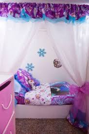Voici une galerie déco chambre la reine des neiges afin de vous aider. 1001 Astuces Et Conseils Pour Creer La Chambre Reine Des Neiges Parfaite Deco Chambre Deco Chambre Reine Des Neiges Idee Deco Chambre