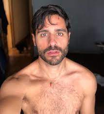 Miguel Diosdado on Instagram: “Hola, aquí un selfie innecesario después de  la ducha, pero que aprovecho para preguntaros… | Selfies, Instagram, Las  chicas del cable