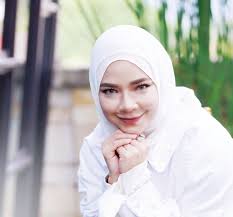 Tudung tutup aib dikecam hebat, nora danish tak cepat melatah. Owl By Nora Danish Kak Long 10 Jenama Tudung Paling Popular Di Malaysia Tutorial Plain Shawl Owl By Nora Danish Spixerty