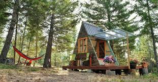 Ce Couple S Est Fabrique Un Nid D Amour En Foret Pour 600 Et 3 Semaines De Travail Cabane Diy Cabane Cabane Bois