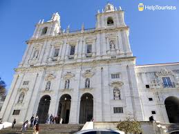 Lisbonne est une ville qui a la cote en ce moment et près de 4,5 millions de touristes étrangers sont venus arpenter les ruelles de la capitale portugaise en 2017. Basilique D Estrela Lisbonne Touristen In Lissabon Touristen In Lissabon