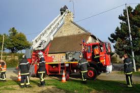 Un feu de cheminée est un processus de combustion des résidus de suie ou de créosote qui se sont déposés sur les surfaces intérieures d'un conduit de cheminée ou de poêle. Faits Divers Feu De Cheminee Entre Domfront En Poiraie Et Perrou 15 Pompiers Interviennent Le Publicateur Libre
