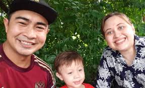 Kegembiraan percutian pasangan siti sarah dan shuib bersama keluarga di pulau langkawi bertukar menjadi kecaman ramai. Reena R Buzzkini