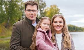 В комментариях к посту актрисы появились вопросы от подписчиков, которые помнят, что асмус развелась с гариком харламовым в конце 2020 года. Kristina Asmus I Garik Harlamov V Pervoj Fotosessii S Dochkoj Nastej Obruchalnye Kolca My Reshili Bolshe Ne Nadevat Hello Russia