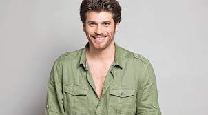 Is a turkish actor and tv personality. Ù…Ø¹Ù„ÙˆÙ…Ø§Øª ÙˆØ­Ù‚Ø§Ø¦Ù‚ Ø¹Ù† Ø§ÙˆØ²ØºÙˆØ± Ø¨Ø·Ù„ Ù…Ø³Ù„Ø³Ù„ Ø§Ù„Ø³ÙŠØ¯ Ø§Ù„Ø®Ø·Ø£ Bay Yanlis Ø§Ù„Ù…Ù…Ø«Ù„ Ø§Ù„ØªØ±ÙƒÙŠ Ø§Ù„ÙˆØ³ÙŠÙ… Ø¬Ø§Ù† ÙŠÙ…Ø§Ù† Can Yaman