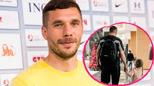 Erst kürzlich gab lukas podolski, 31, mit emotionalen worten seinen abschied von der nationalmannschaft bekannt. Lukas Podolski Bezaubert Mit Neuer Papa Tochter Aufnahme Promiflash De